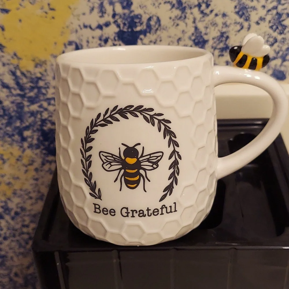 Bee Grateful OVERSIZED Ceramic Embossed Coffee Mug 20 Ounce BNWT 5☆ RETIRED